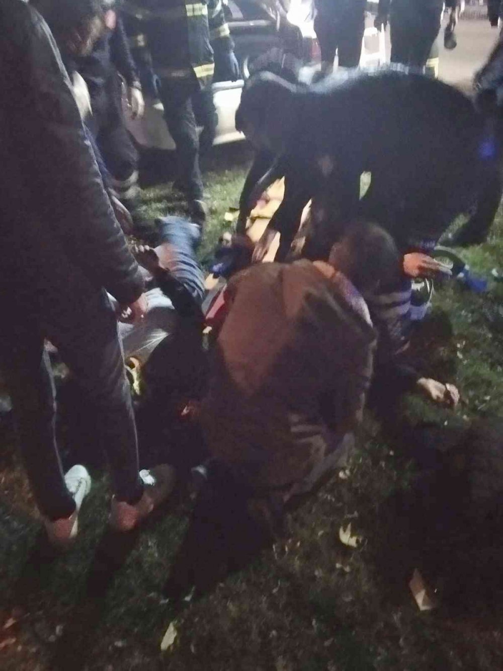 Refüjdeki ağaca çarpan otomobilde 2’si ağır 4 Kişi yaralandı