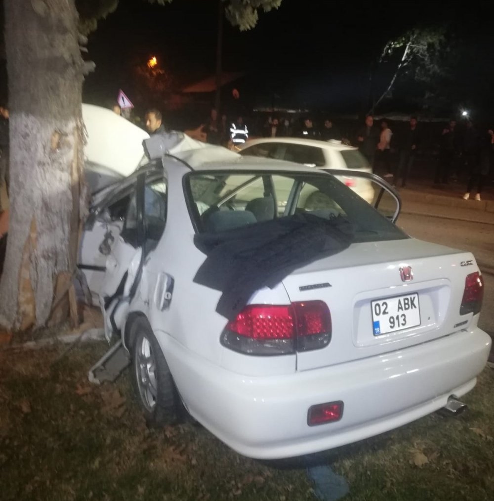 Refüjdeki ağaca çarpan otomobilde 2’si ağır 4 Kişi yaralandı