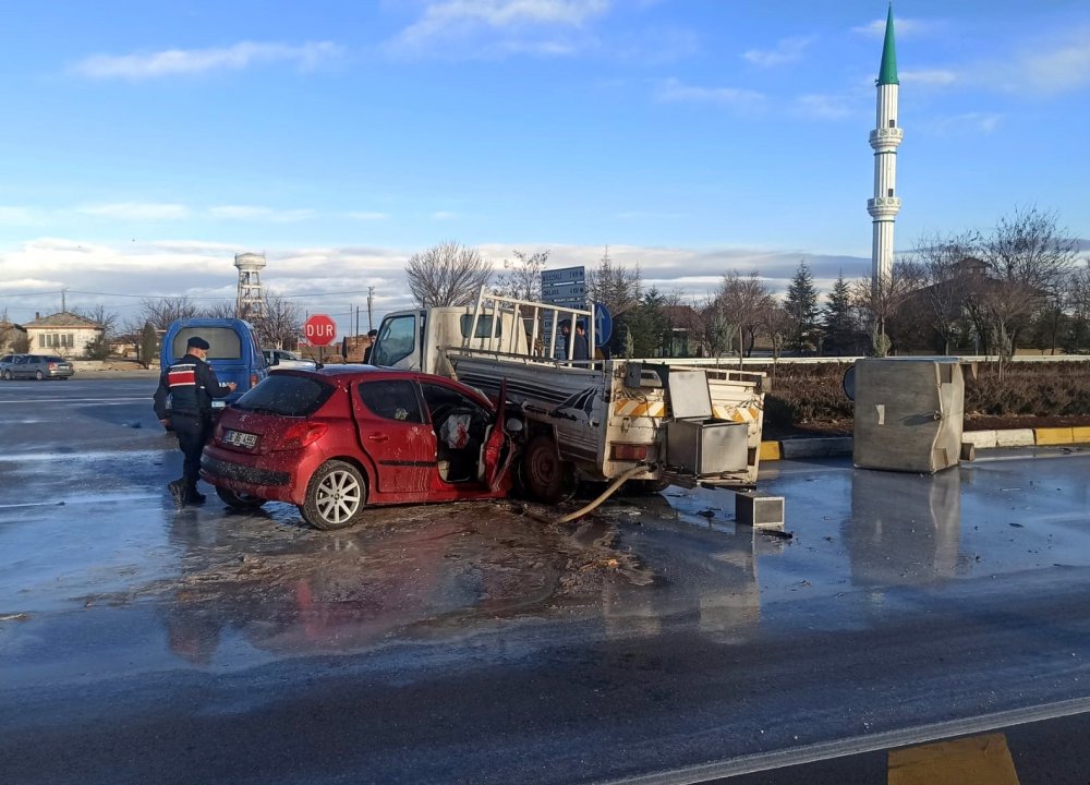 Konya - Aksaray yolunda kaza! Sütler yola saçıldı 2 yaralı