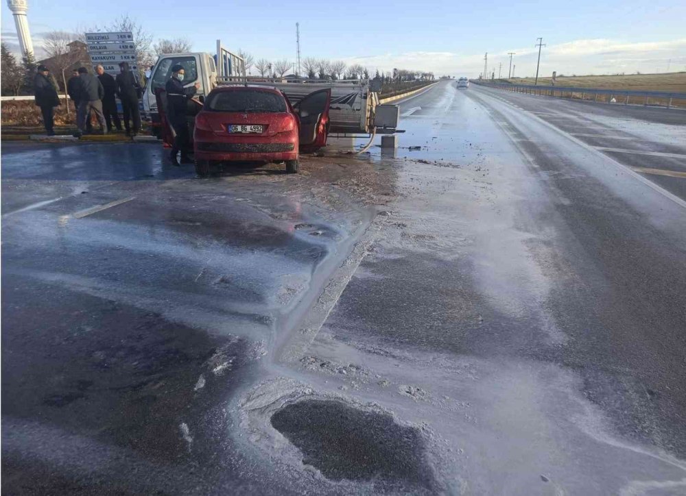 Konya - Aksaray yolunda kaza! Sütler yola saçıldı 2 yaralı