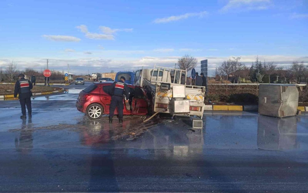 Konya - Aksaray yolunda kaza! Sütler yola saçıldı 2 yaralı
