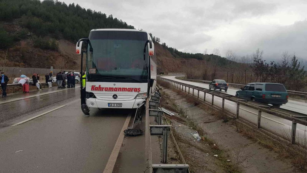 Sollama yapan tır yolcu otobüsünü kontrolden çıkardı! Faciadan dönüldü