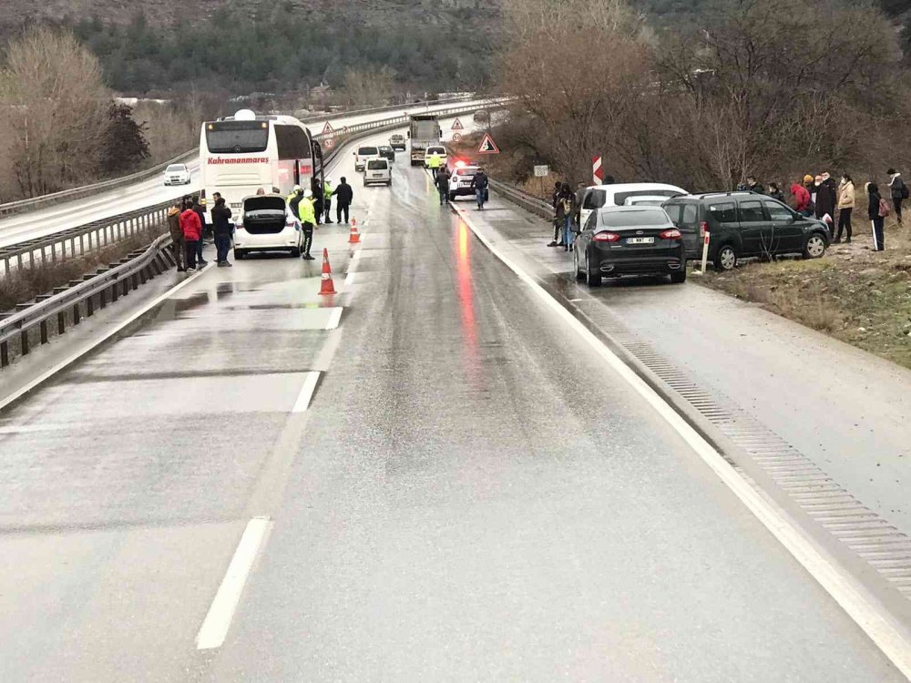 Sollama yapan tır yolcu otobüsünü kontrolden çıkardı! Faciadan dönüldü