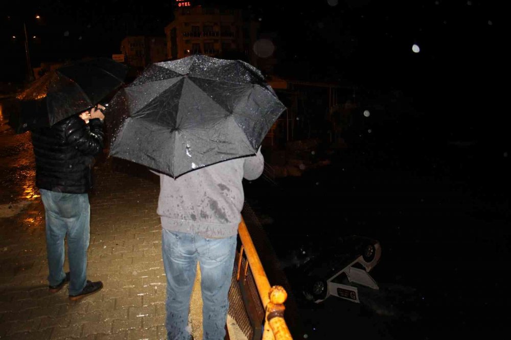 Yağışlı yolda kontrolden çıkan otomobil denize uçtu! 1 yaralı