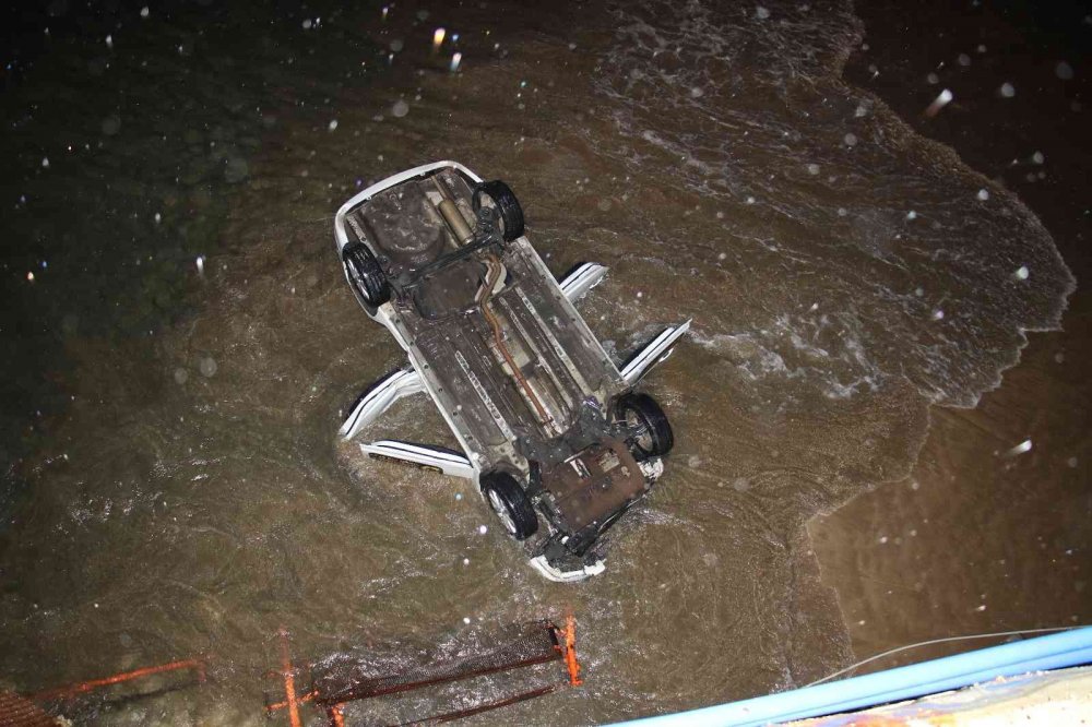 Yağışlı yolda kontrolden çıkan otomobil denize uçtu! 1 yaralı