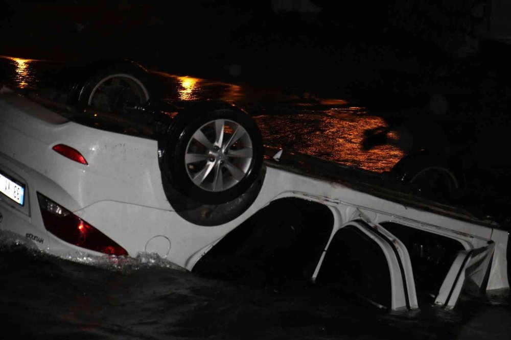 Yağışlı yolda kontrolden çıkan otomobil denize uçtu! 1 yaralı