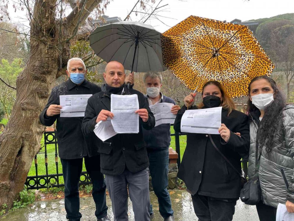 Araçlarını alamayan vatandaşlar otomotiv stokçularına isyan etti