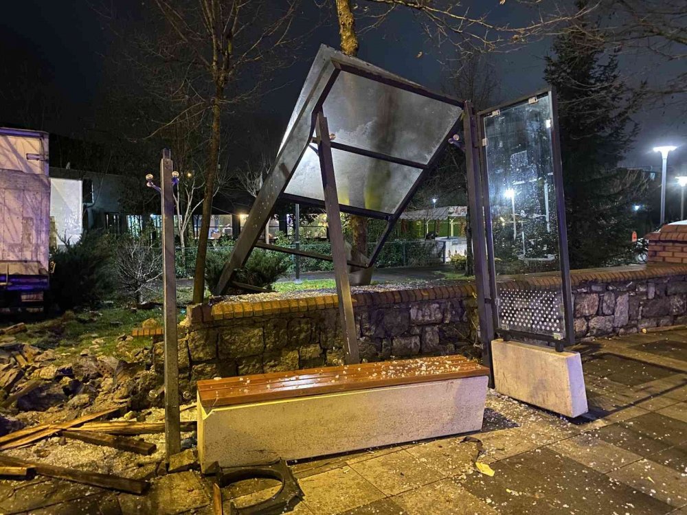 Freni boşalan kamyon dehşet saçtı! Önce otobüs durağına sonra parka daldı