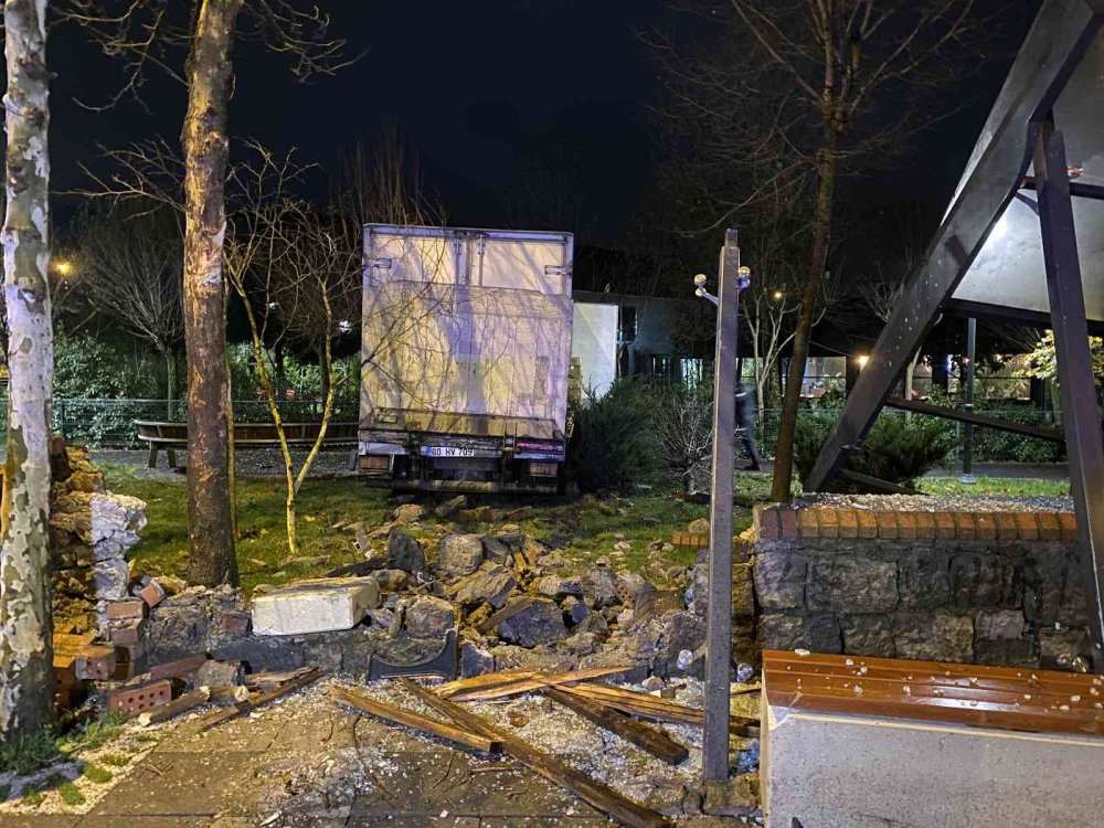 Freni boşalan kamyon dehşet saçtı! Önce otobüs durağına sonra parka daldı
