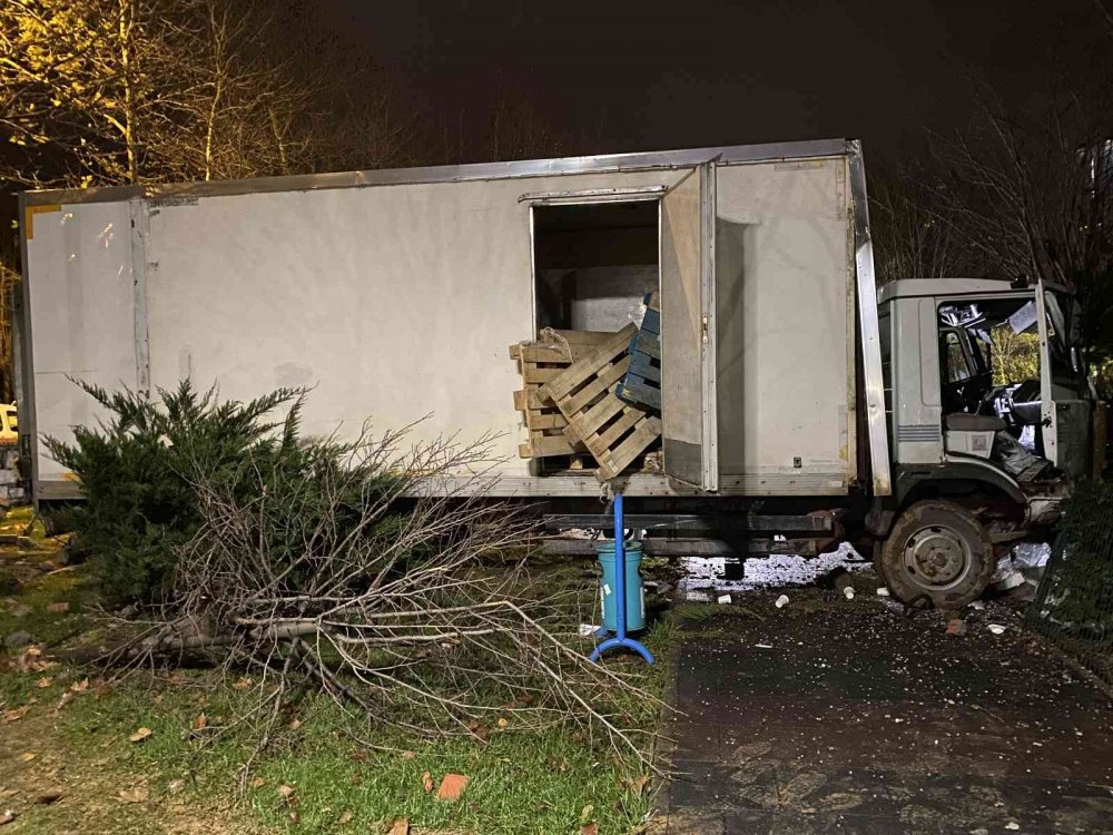 Freni boşalan kamyon dehşet saçtı! Önce otobüs durağına sonra parka daldı