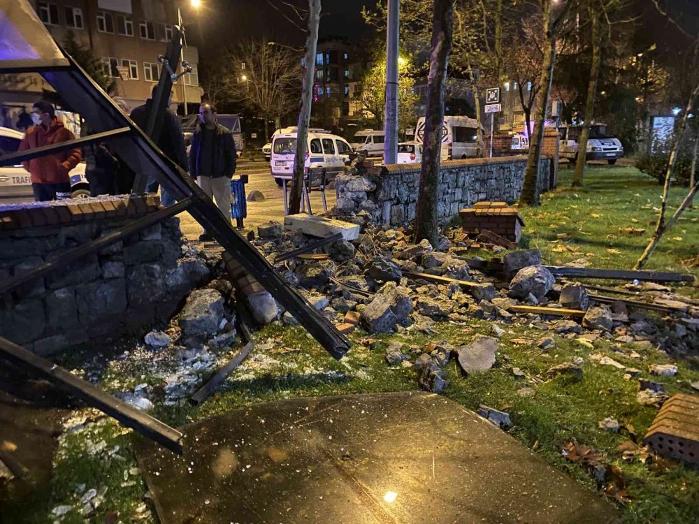 Freni boşalan kamyon dehşet saçtı! Önce otobüs durağına sonra parka daldı