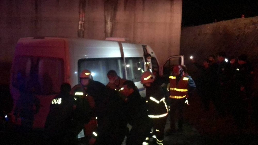 Gece vardiyası işçilerini taşıyan servis köprü inşaatına uçtu! 5 işçi yaralandı