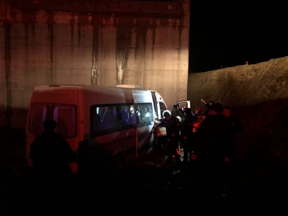 Gece vardiyası işçilerini taşıyan servis köprü inşaatına uçtu! 5 işçi yaralandı