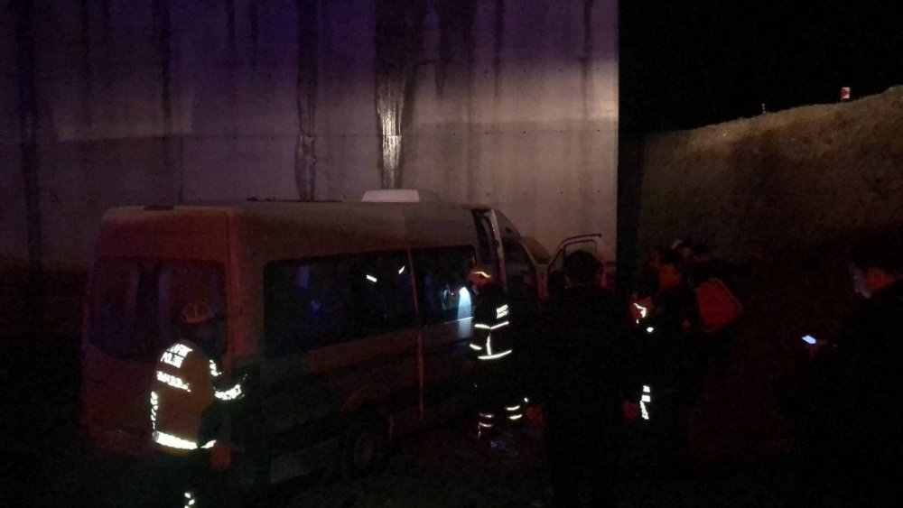 Gece vardiyası işçilerini taşıyan servis köprü inşaatına uçtu! 5 işçi yaralandı
