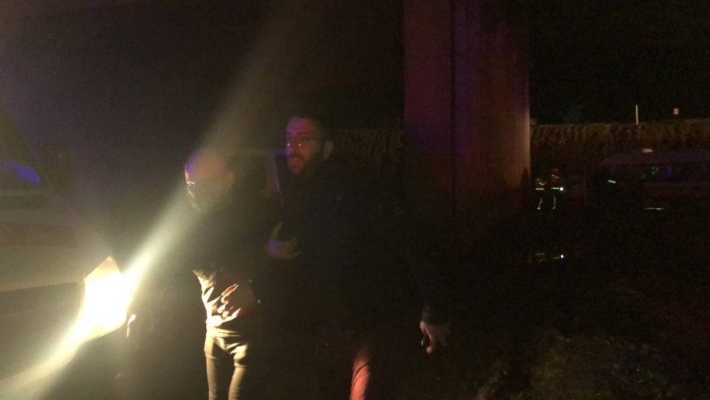 Gece vardiyası işçilerini taşıyan servis köprü inşaatına uçtu! 5 işçi yaralandı