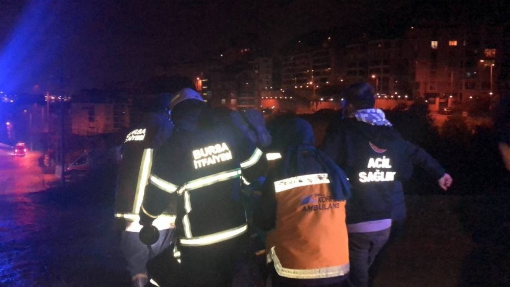 Gece vardiyası işçilerini taşıyan servis köprü inşaatına uçtu! 5 işçi yaralandı
