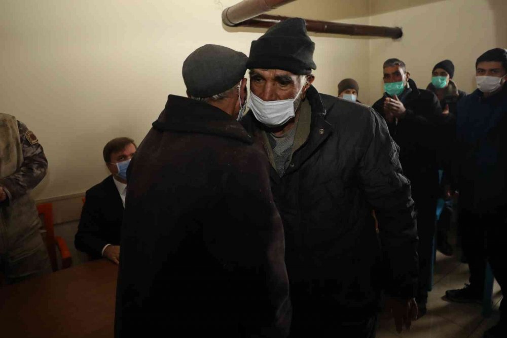 Günlerdir devam eden 'köpek yumurtaları yedi' kavgasını Vali Aydoğdu bitirdi