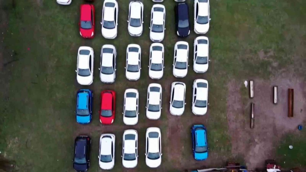 İstanbul'da boş bir arsaya park edilmiş sıfır otomobiller dikkat çekti