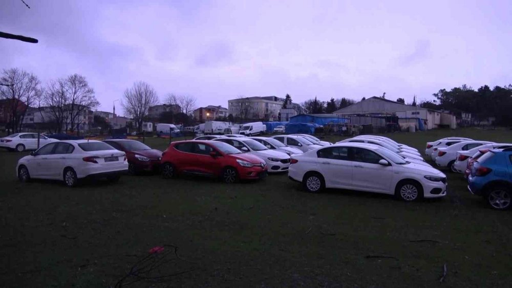 İstanbul'da boş bir arsaya park edilmiş sıfır otomobiller dikkat çekti