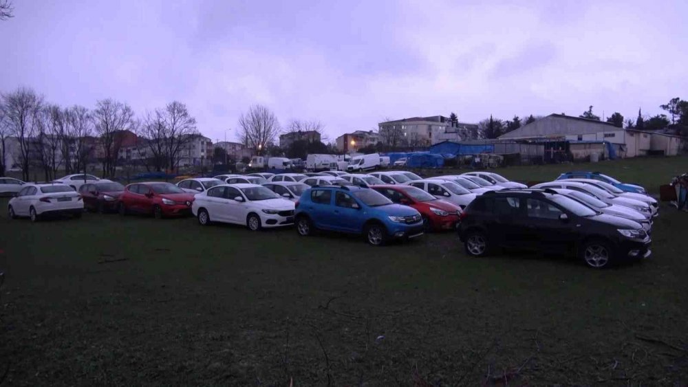 İstanbul'da boş bir arsaya park edilmiş sıfır otomobiller dikkat çekti