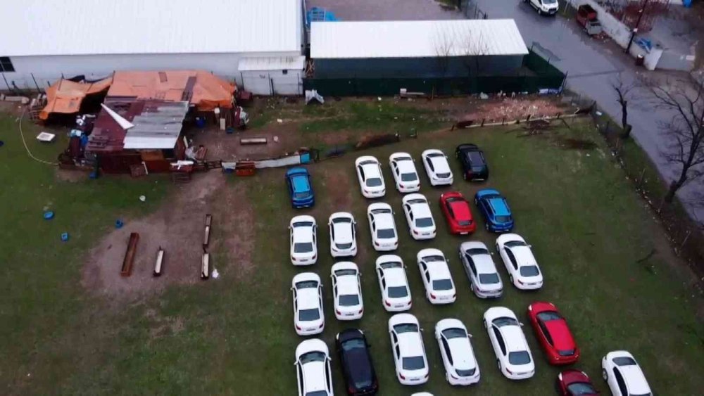İstanbul'da boş bir arsaya park edilmiş sıfır otomobiller dikkat çekti