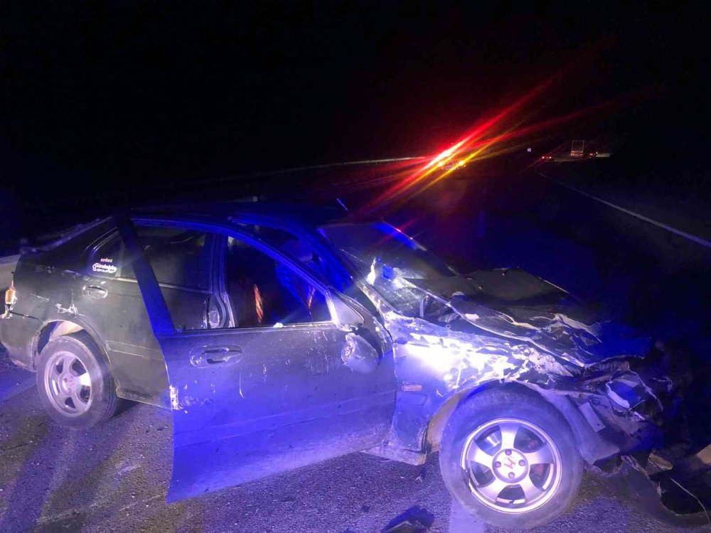 İzmir-Ankara yolunda otomobil bariyerlere çarptı! 1 yaralı