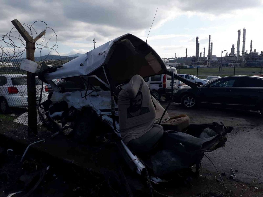 İzmir’de kaza yapan otomobil ikiye bölündü! 4 yaralı