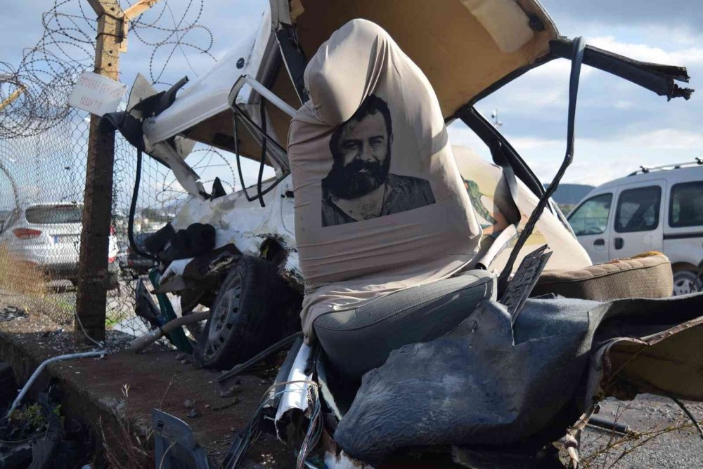 İzmir’de kaza yapan otomobil ikiye bölündü! 4 yaralı