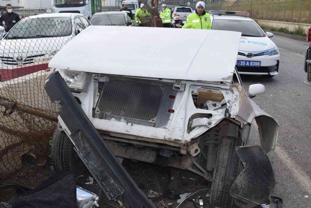 İzmir’de kaza yapan otomobil ikiye bölündü! 4 yaralı