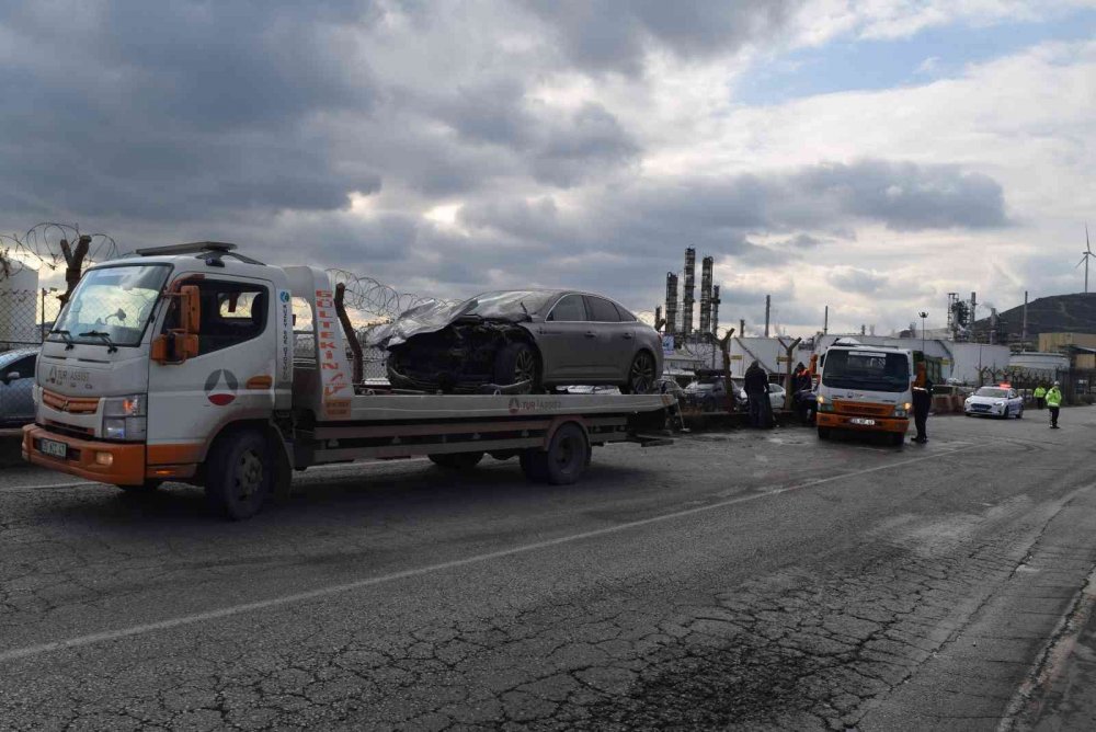 İzmir’de kaza yapan otomobil ikiye bölündü! 4 yaralı