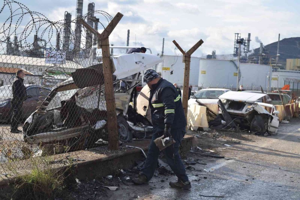 İzmir’de kaza yapan otomobil ikiye bölündü! 4 yaralı