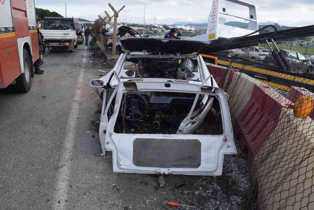 İzmir’de kaza yapan otomobil ikiye bölündü! 4 yaralı