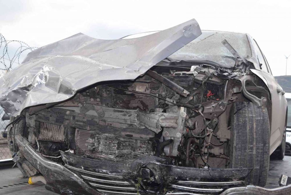 İzmir’de kaza yapan otomobil ikiye bölündü! 4 yaralı