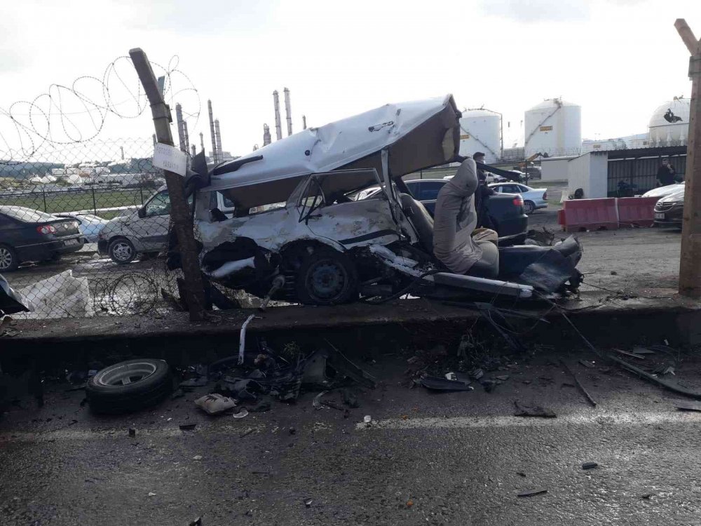 İzmir’de kaza yapan otomobil ikiye bölündü! 4 yaralı