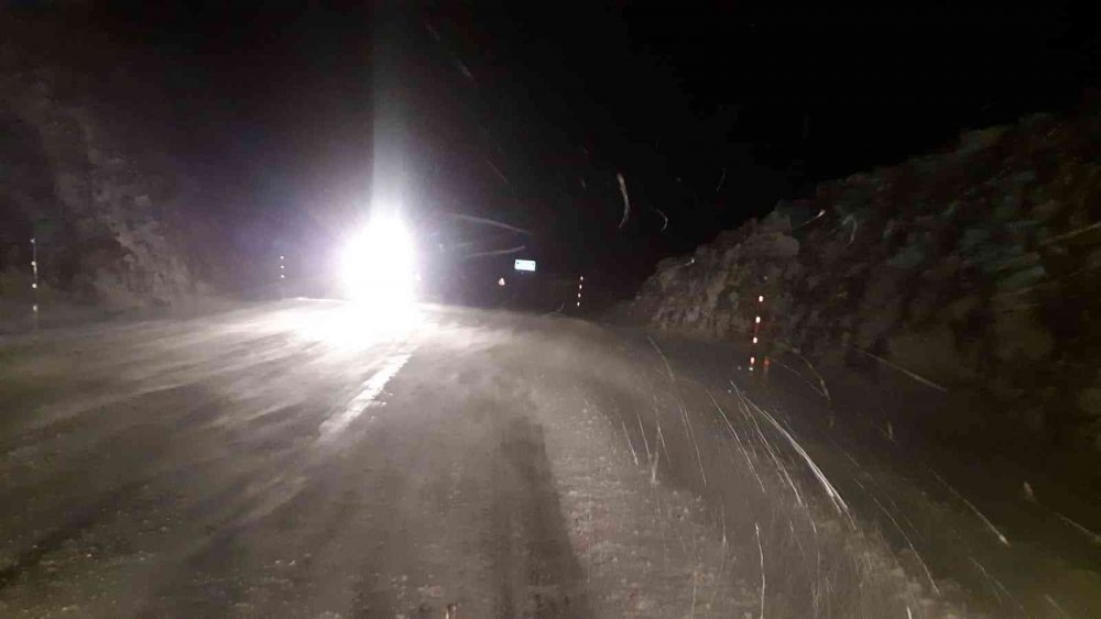 Konya-Antalya yolunda kar bastırdı! Alacabel bembeyaz