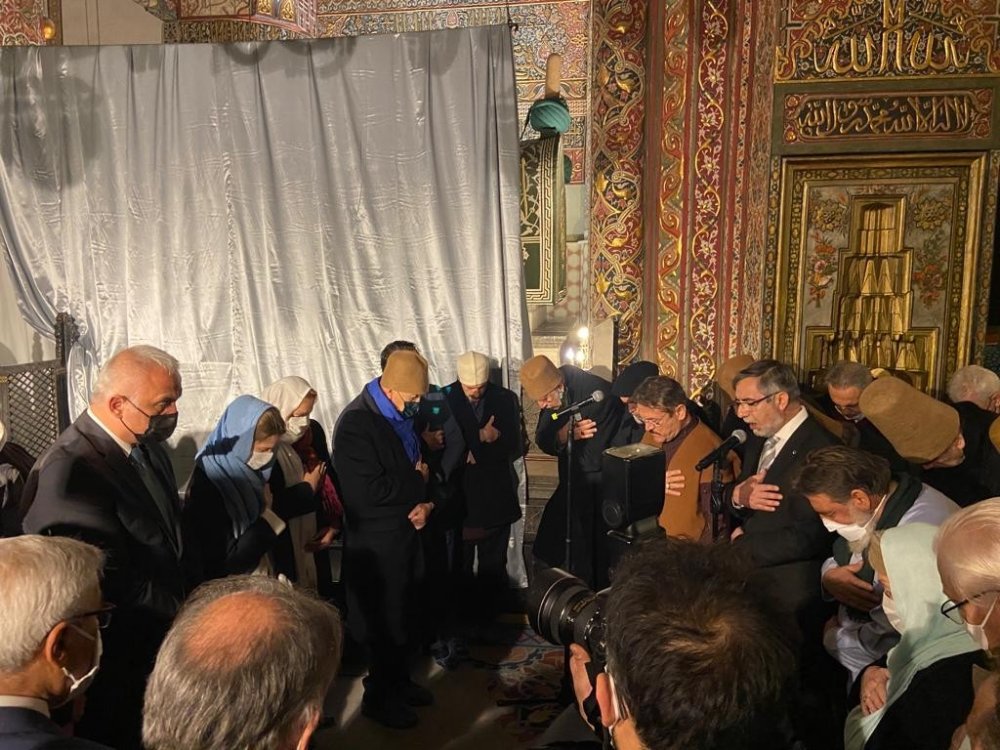 Konya'da tarihi gün! Hz. Mevlana’nın sanduka ve puşidesi 126 yıl sonra yenilendi