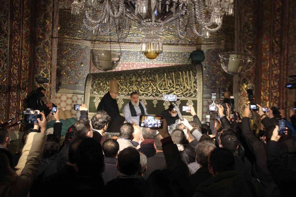 Konya'da tarihi gün! Hz. Mevlana’nın sanduka ve puşidesi 126 yıl sonra yenilendi