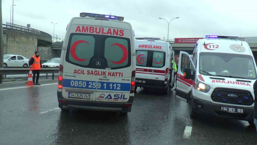 Otoyolda feci kaza! 2 yayaya otomobil çarptı: 3 ağır yaralı