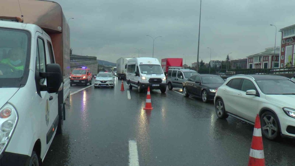 Otoyolda feci kaza! 2 yayaya otomobil çarptı: 3 ağır yaralı
