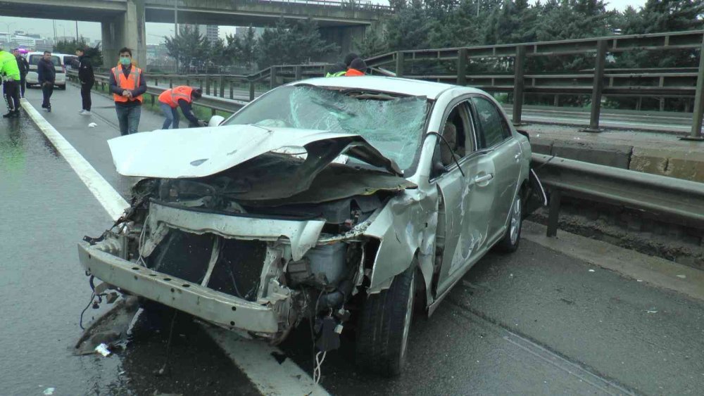 Otoyolda feci kaza! 2 yayaya otomobil çarptı: 3 ağır yaralı