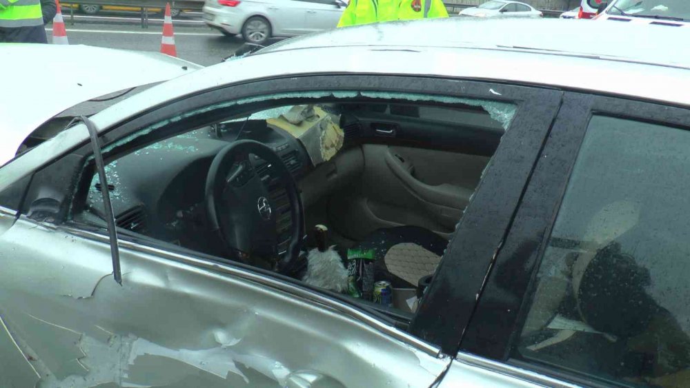 Otoyolda feci kaza! 2 yayaya otomobil çarptı: 3 ağır yaralı