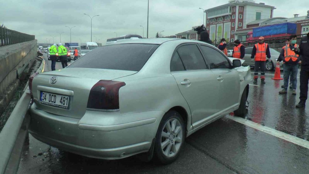 Otoyolda feci kaza! 2 yayaya otomobil çarptı: 3 ağır yaralı