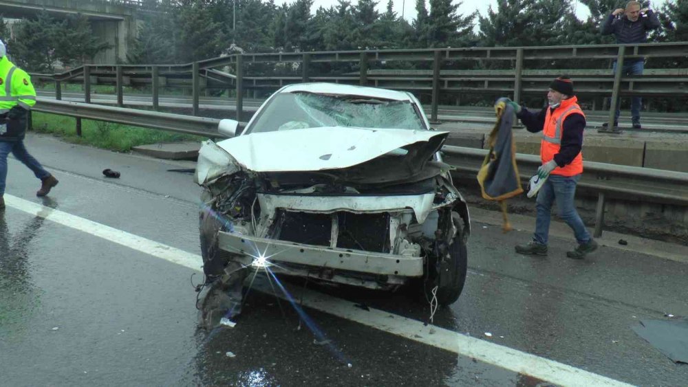 Otoyolda feci kaza! 2 yayaya otomobil çarptı: 3 ağır yaralı