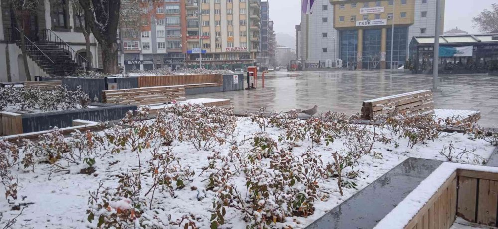 Afyon Konya ve Ankara bağlantı yollarında kar alarmı