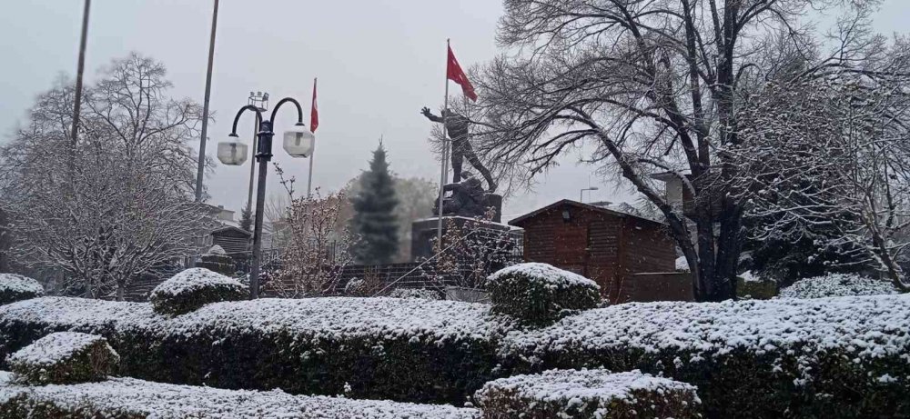 Afyon Konya ve Ankara bağlantı yollarında kar alarmı