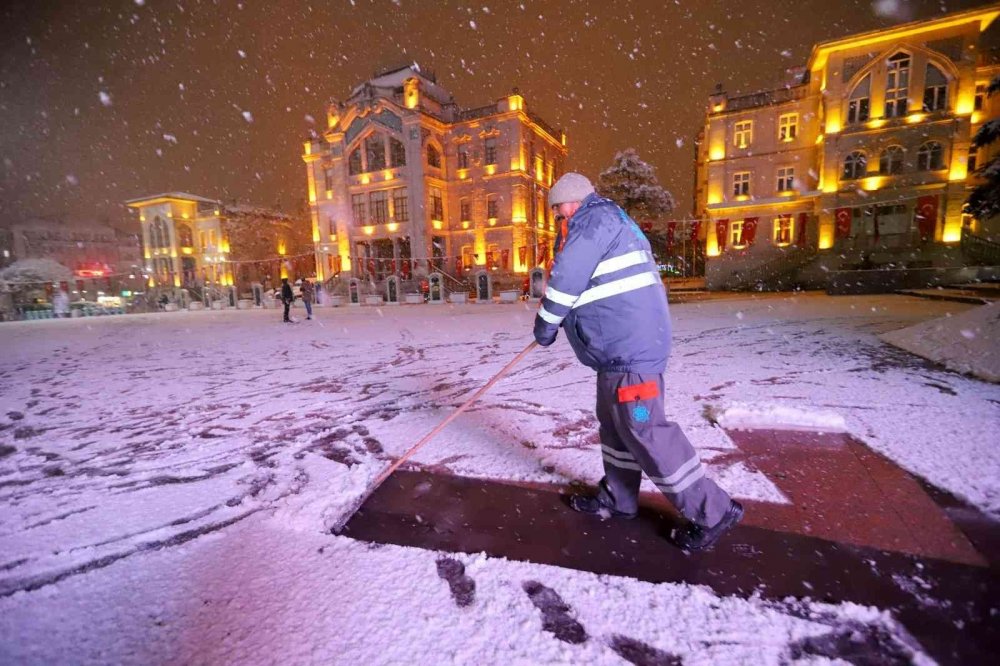 Aksaray’da kar lapa lapa! Ekipler harekete geçti