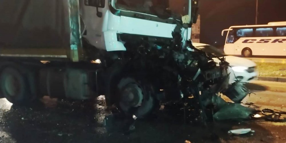 Antakya'da tırlar çarpıştı! 1 yaralı