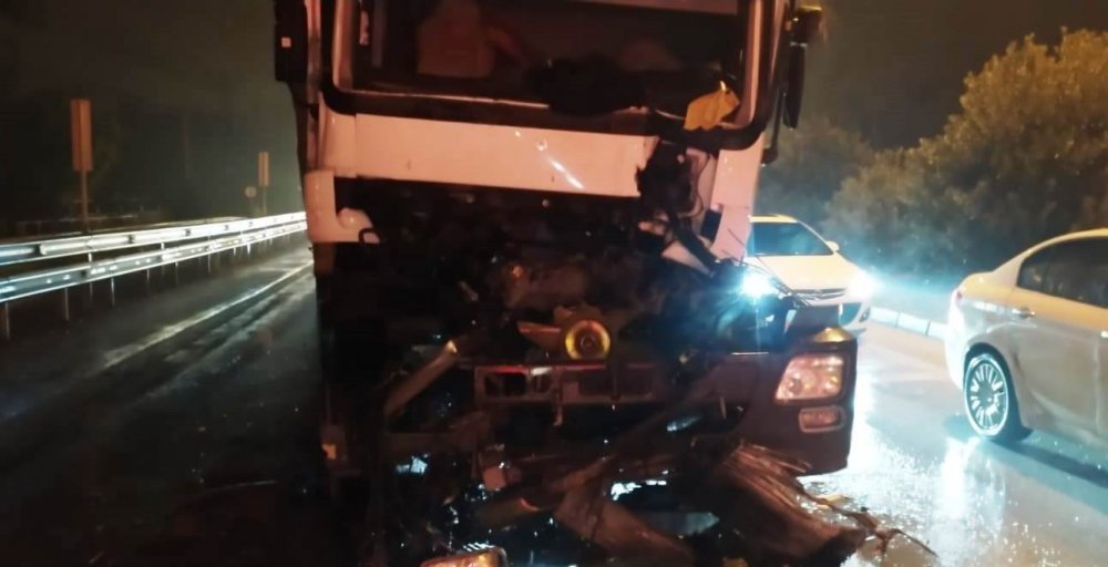Antakya'da tırlar çarpıştı! 1 yaralı