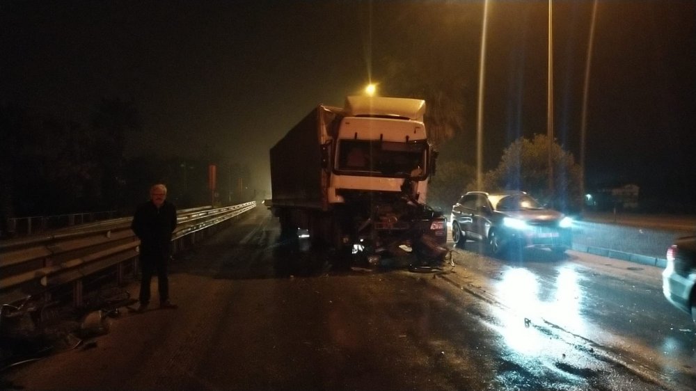 Antakya'da tırlar çarpıştı! 1 yaralı
