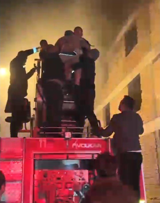 Evde çıkan yangın otomobile sıçradı! Mahsur kalan yaşlı çifti itfaiye kurtardı